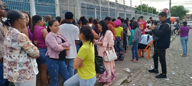 Eleitores dormem na fila para garantir atendimento no último dia de prazo para regularizar o título no TRE