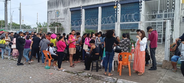 Eleitores dormem na fila para garantir atendimento no último dia de prazo para regularizar o título no TRE