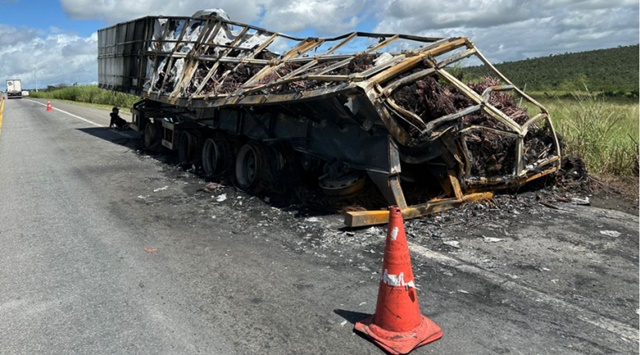 Carreta transportando carga de cobre pega fogo na BR-116, no trecho do Entroncamento de Jaguaquara