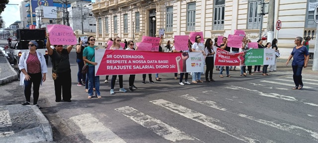 Servidores da Saúde realizam protesto em frente a prefeitura municipal