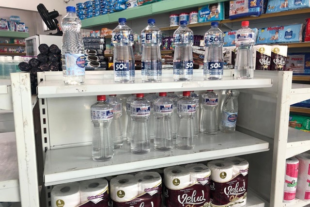 Procon apreende e descarta 37 litros de álcool líquido 70