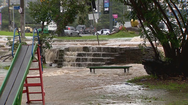 Água toma conta de praça em Porto Alegre