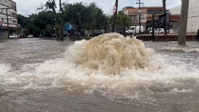 Bueiro transborda na Zona Norte de Porto Alegre