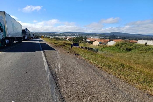 Acidente entre carro e carreta deixa uma pessoa morta em Vitória da Conquista