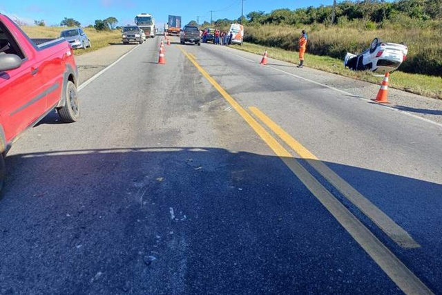 Acidente entre carro e carreta deixa uma pessoa morta em Vitória da Conquista