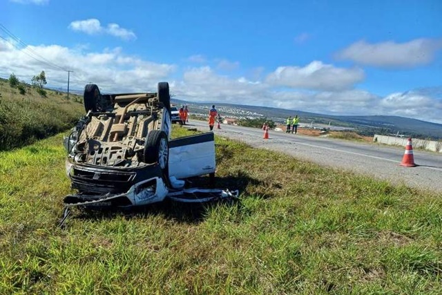 Acidente entre carro e carreta deixa uma pessoa morta em Vitória da Conquista