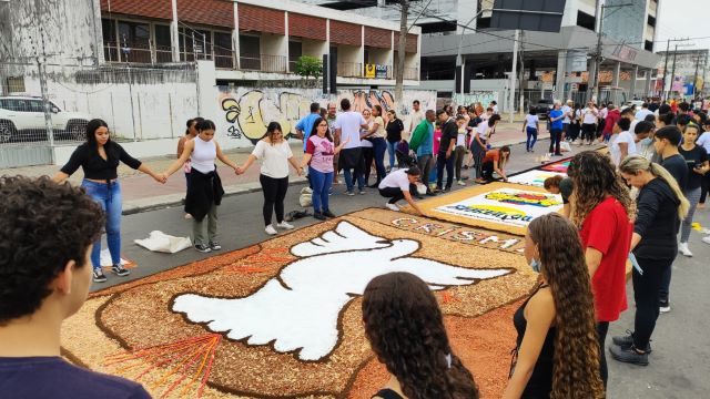 Confecção dos tapetes de Corpus Christi