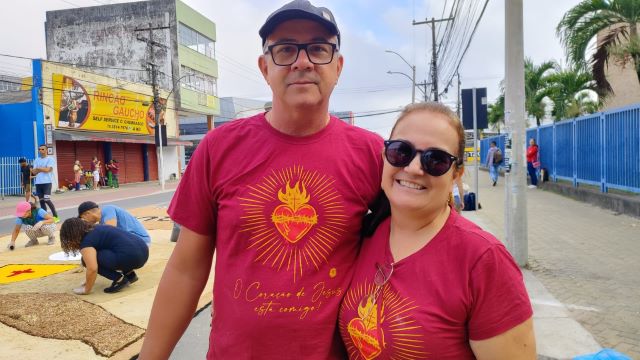 Sara Ávila, do Casal Responsável de Setor  Feira de Santana, do movimento de casais e o esposo também participou da confecção dos tapetes. 