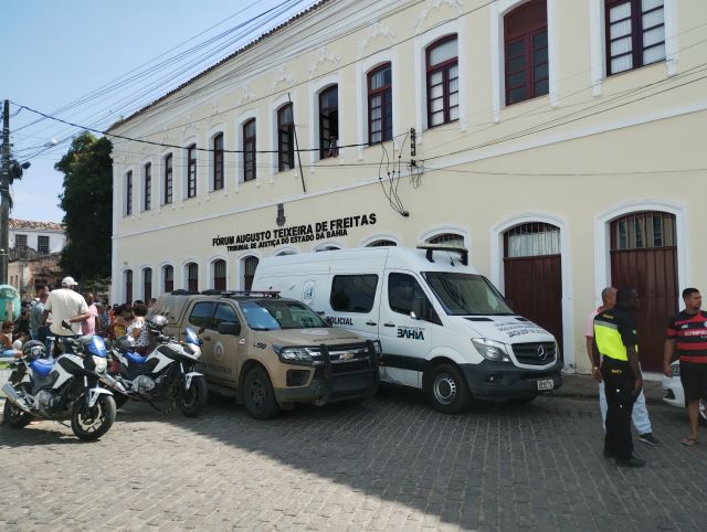 frete do fórum de cachoeira cartaz manifestação caso júri jovem assassinada Cachoeira