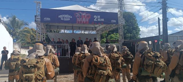 Desfile em comemoração ao 2 de julho, data em que é celebrada a independência do Brasil na Bahia