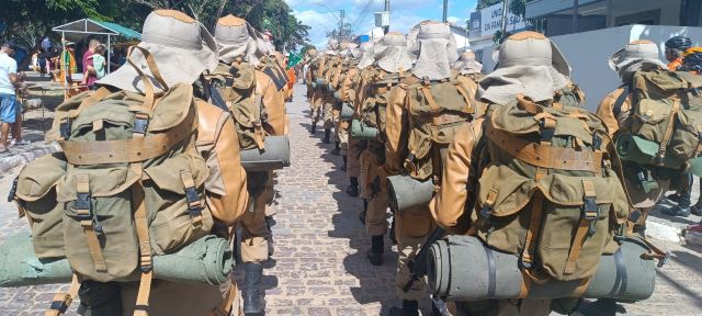 Desfile em comemoração ao 2 de julho, data em que é celebrada a independência do Brasil na Bahia