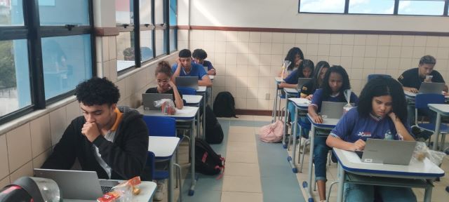 estudantes sala de aula fazendo prova 