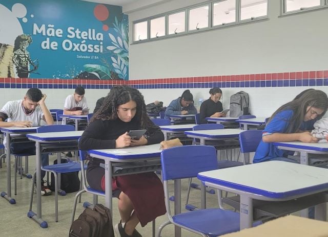 estudantes sala de aula fazendo prova