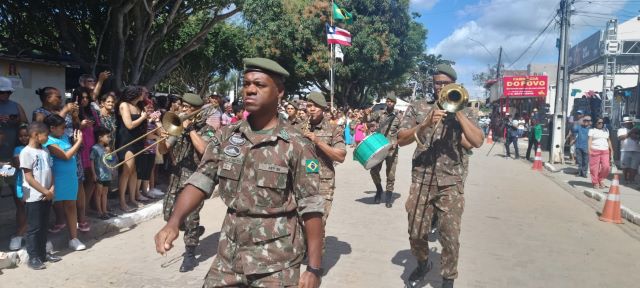 Desfile em comemoração ao 2 de julho, data em que é celebrada a independência do Brasil na Bahia