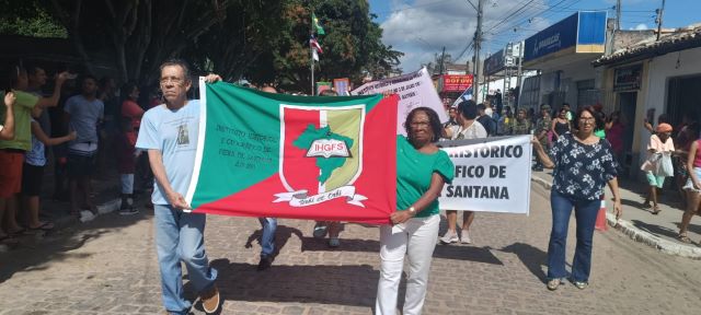 Desfile em comemoração ao 2 de julho, data em que é celebrada a independência do Brasil na Bahia