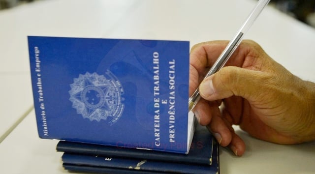 Taxa de desemprego em agosto fica em 5,6% e repete recorde de mínima