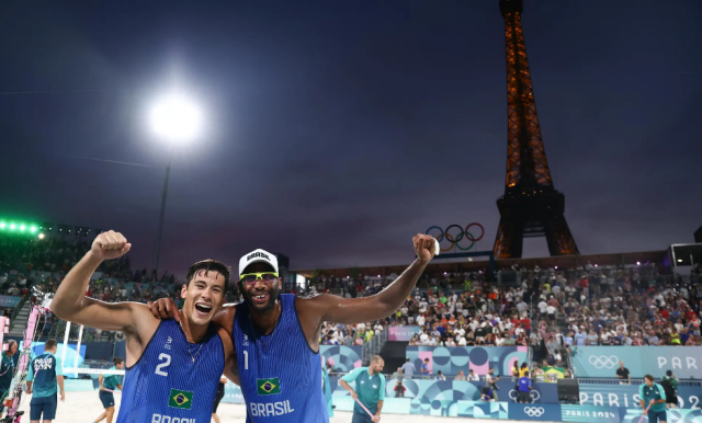 Evandro e Arthur atropelam holandeses e vão às quartas de final no vôlei de praia