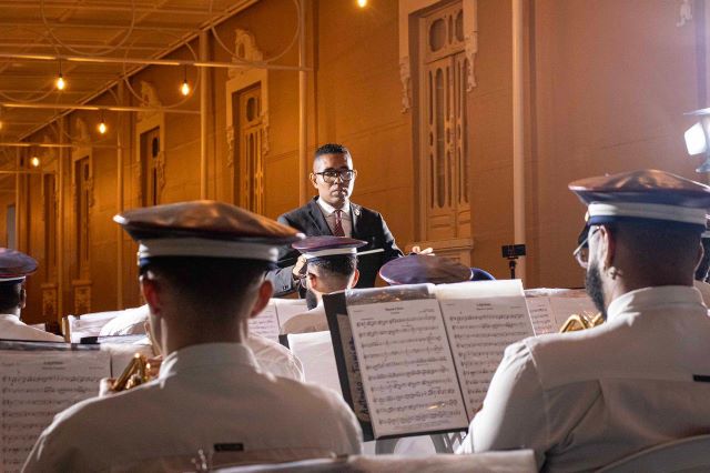 pessoas tocando instrumentos musical orquestra casarão 