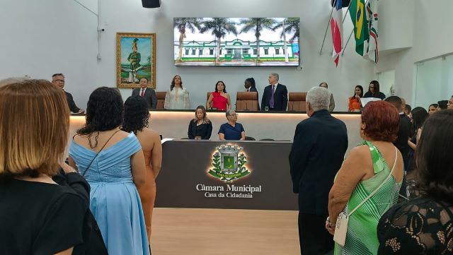 Secretária estadual Roberta Santana recebe medalha Olhos D’Água por contribuições à Saúde