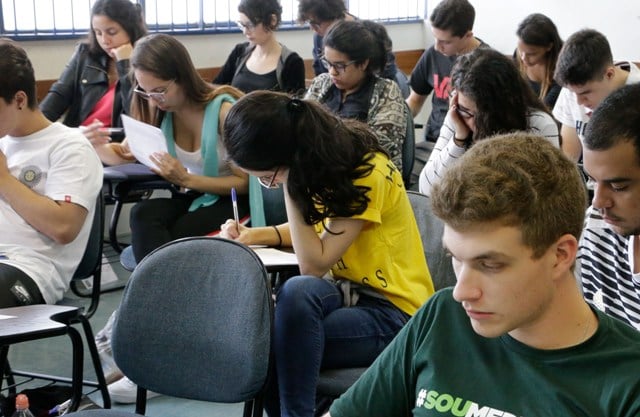 Reg. 397-18 Candidatos concentrados fazendo a prova da primeira fase do vestibular. Vestibular 2019. Aluna confere seu nome na lista. 2018/11/25 Foto: Marcos Santos/USP Imagens