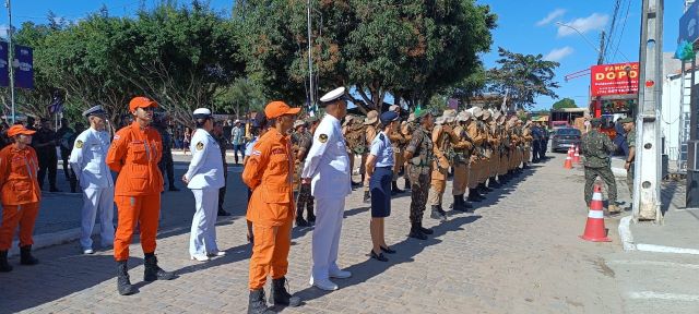 Desfile em comemoração ao 2 de julho, data em que é celebrada a independência do Brasil na Bahia