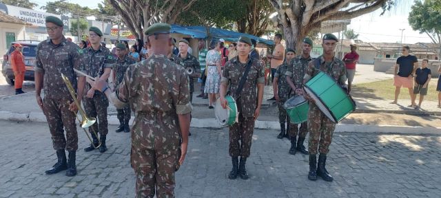 Desfile em comemoração ao 2 de julho, data em que é celebrada a independência do Brasil na Bahia