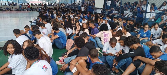 Entrega de equipamento em escolas da rede estadual em Feira de Santana