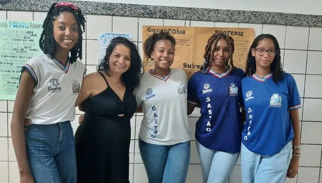 meninas alunas e professora cartaz poema trabalho de escola gordofobia