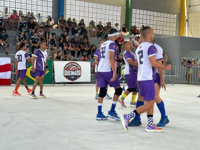 equipe jogando baleado