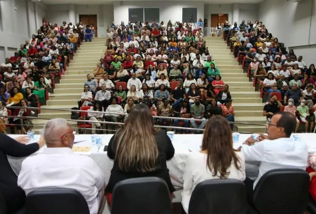 encontro com familiares de vítimas da explosão de fábrica de fogos