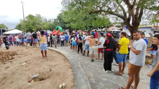 pessoas na praça fila torcedores do Bahia