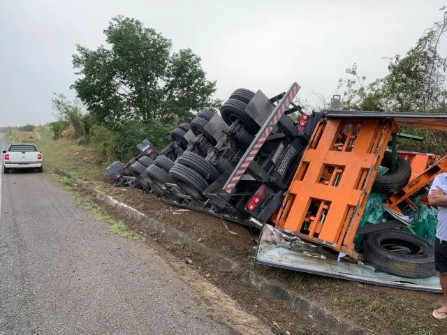 carreta motores tomba BR-116 Jequié